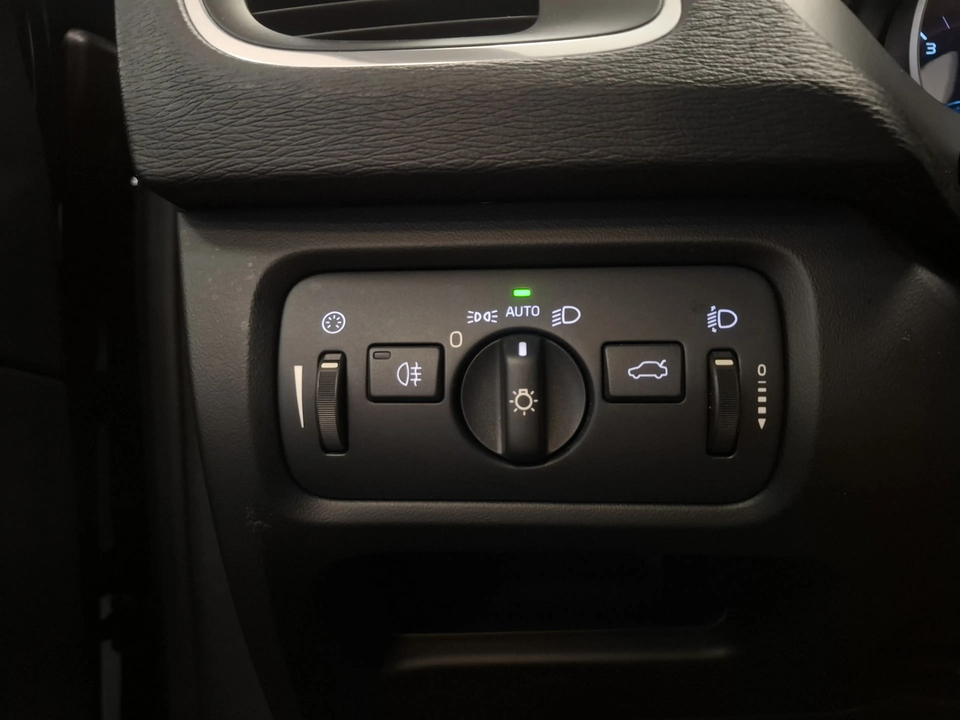 Volvo V40 1.6 T3 Momentum — photo 11