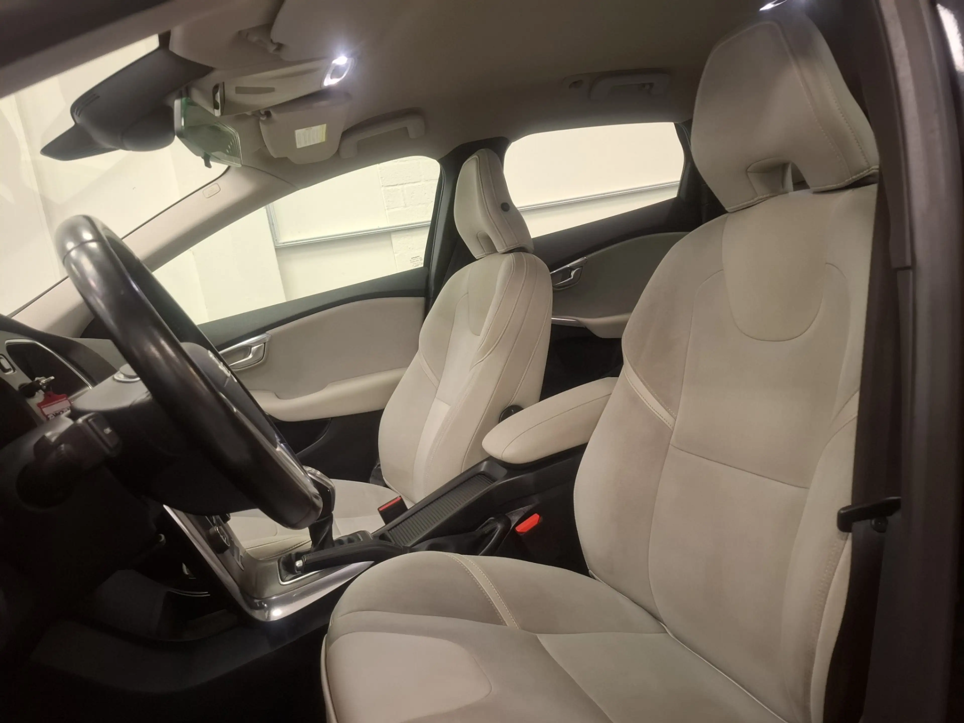 Volvo V40 1.6 T3 Momentum — photo 9