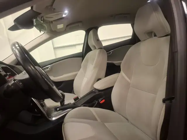 Volvo V40 view 9
