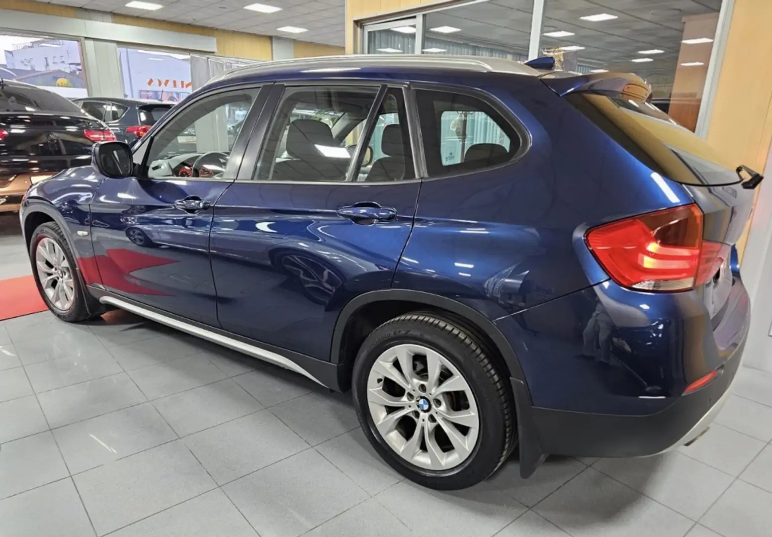 BMW X1 sDrive 18dA Gris - 2