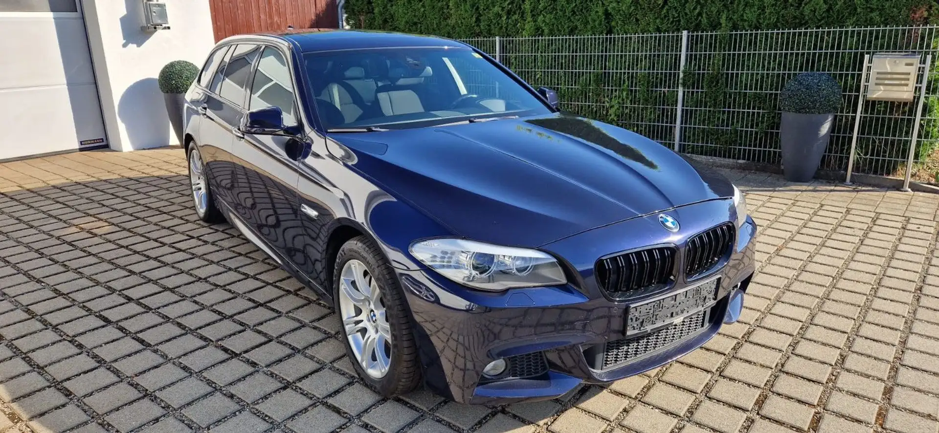 BMW 525 d Touring M-Paket xDrive M-Technic Bleu - 2