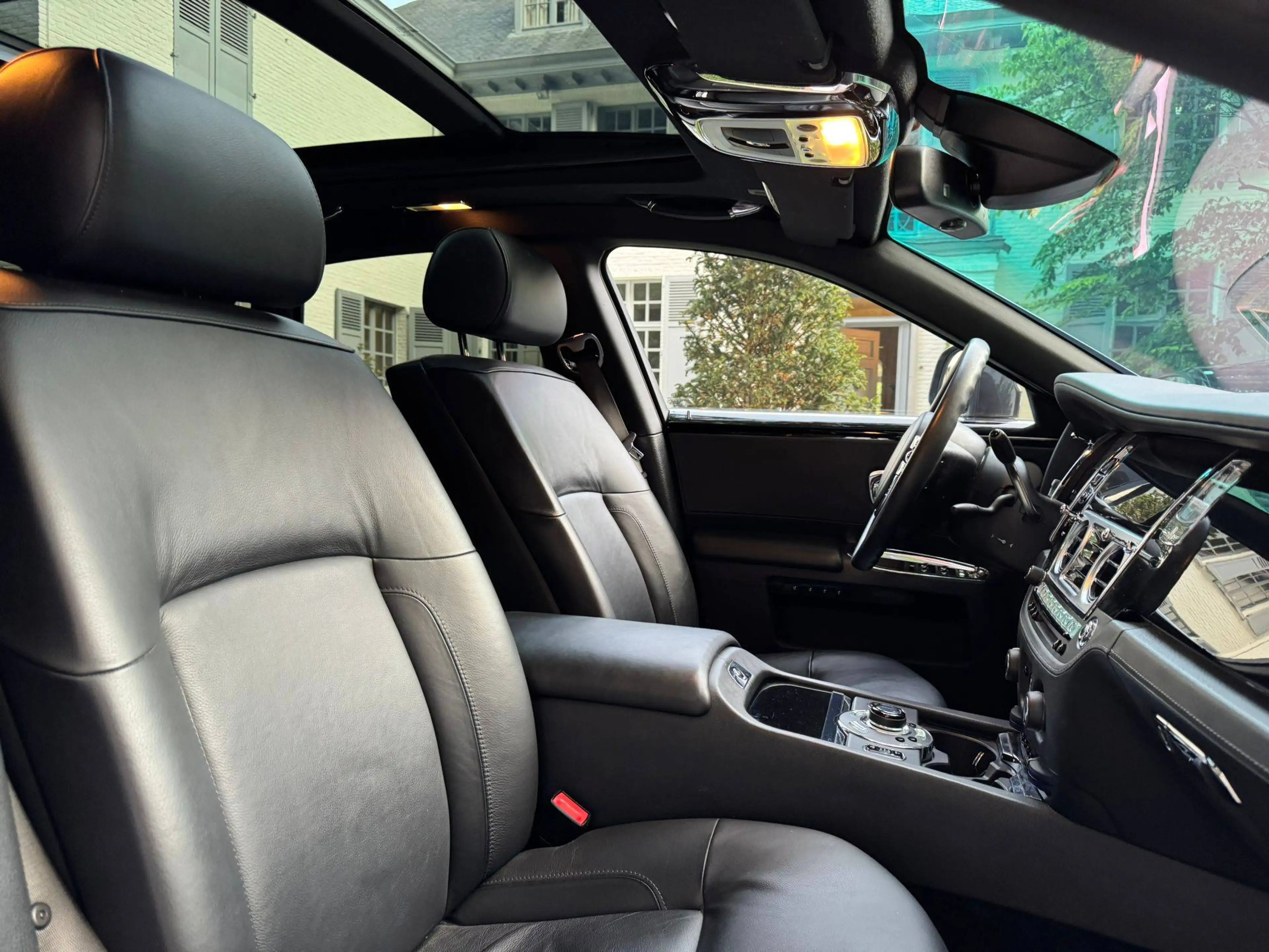 Rolls-Royce Ghost 6.6i V12 /Panorama/ Rear tv/ Mansory wheels — photo 13