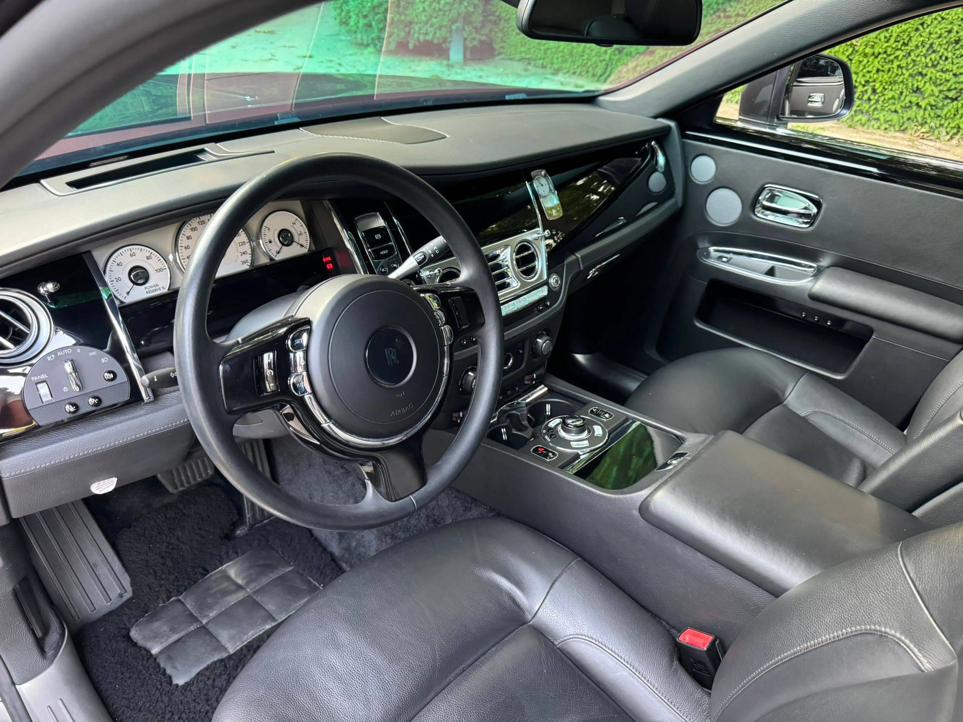 Rolls-Royce Ghost 6.6i V12 /Panorama/ Rear tv/ Mansory wheels — photo 12