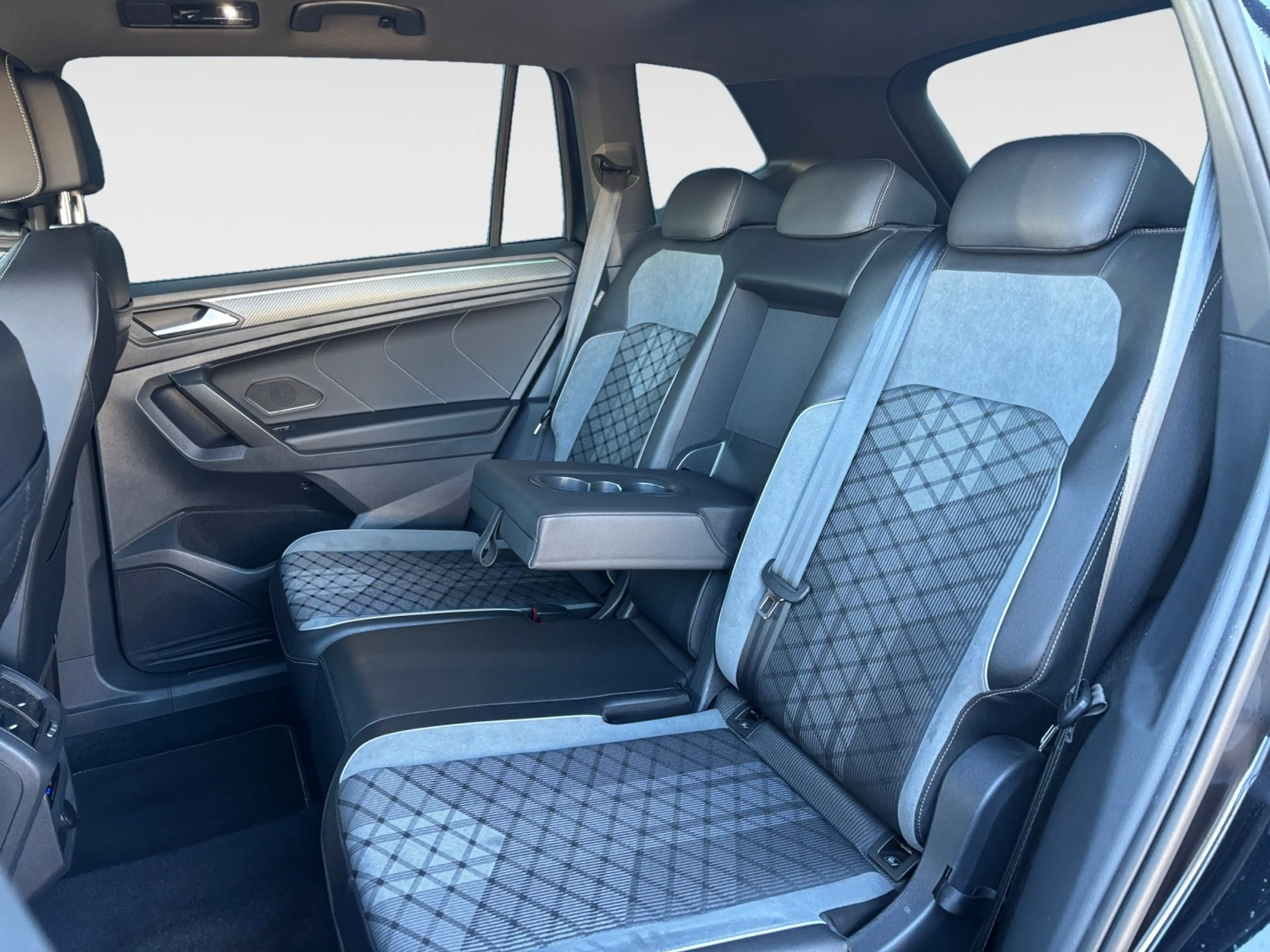 Volkswagen Tiguan Allspace 2.0 TSI DSG 4Motion R-Line RFK Pano ACC LED Stand — photo 9