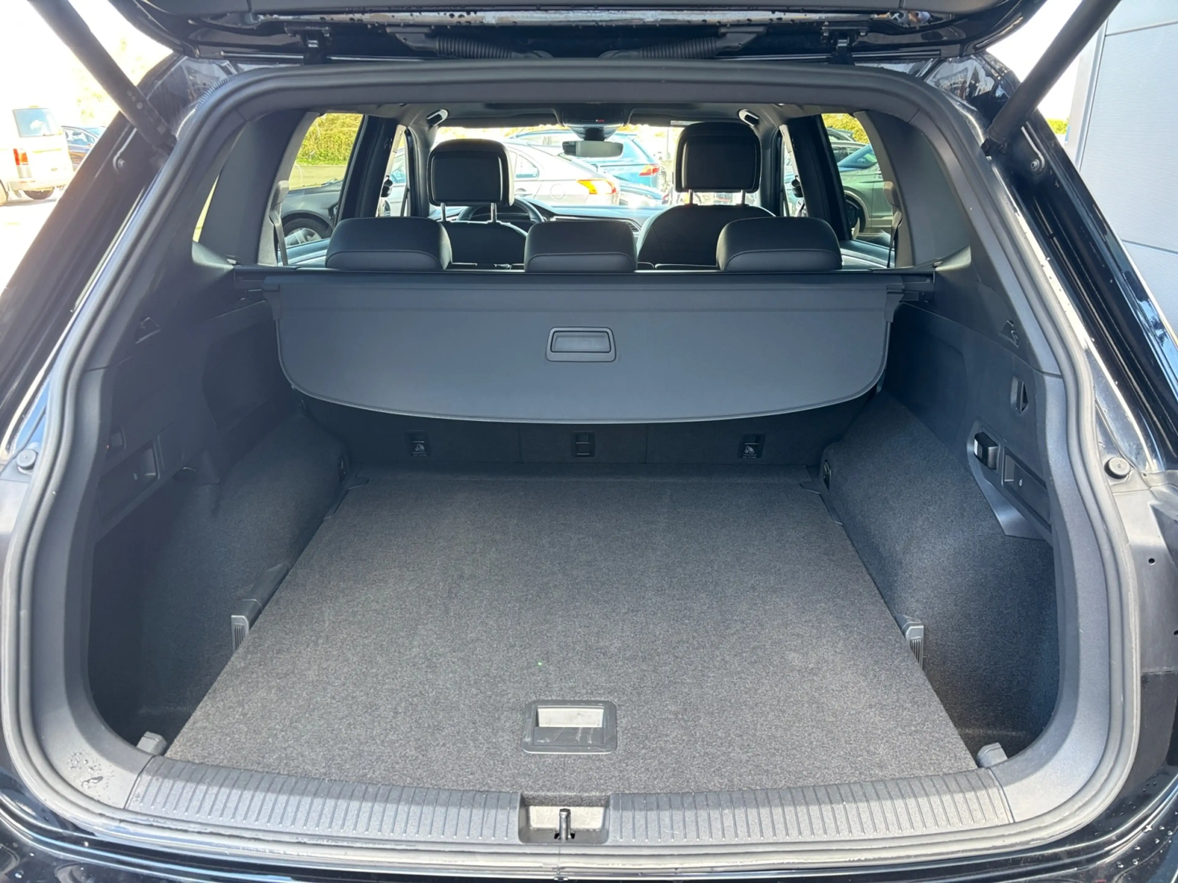 Volkswagen Tiguan Allspace 2.0 TSI DSG 4Motion R-Line RFK Pano ACC LED Stand — photo 11