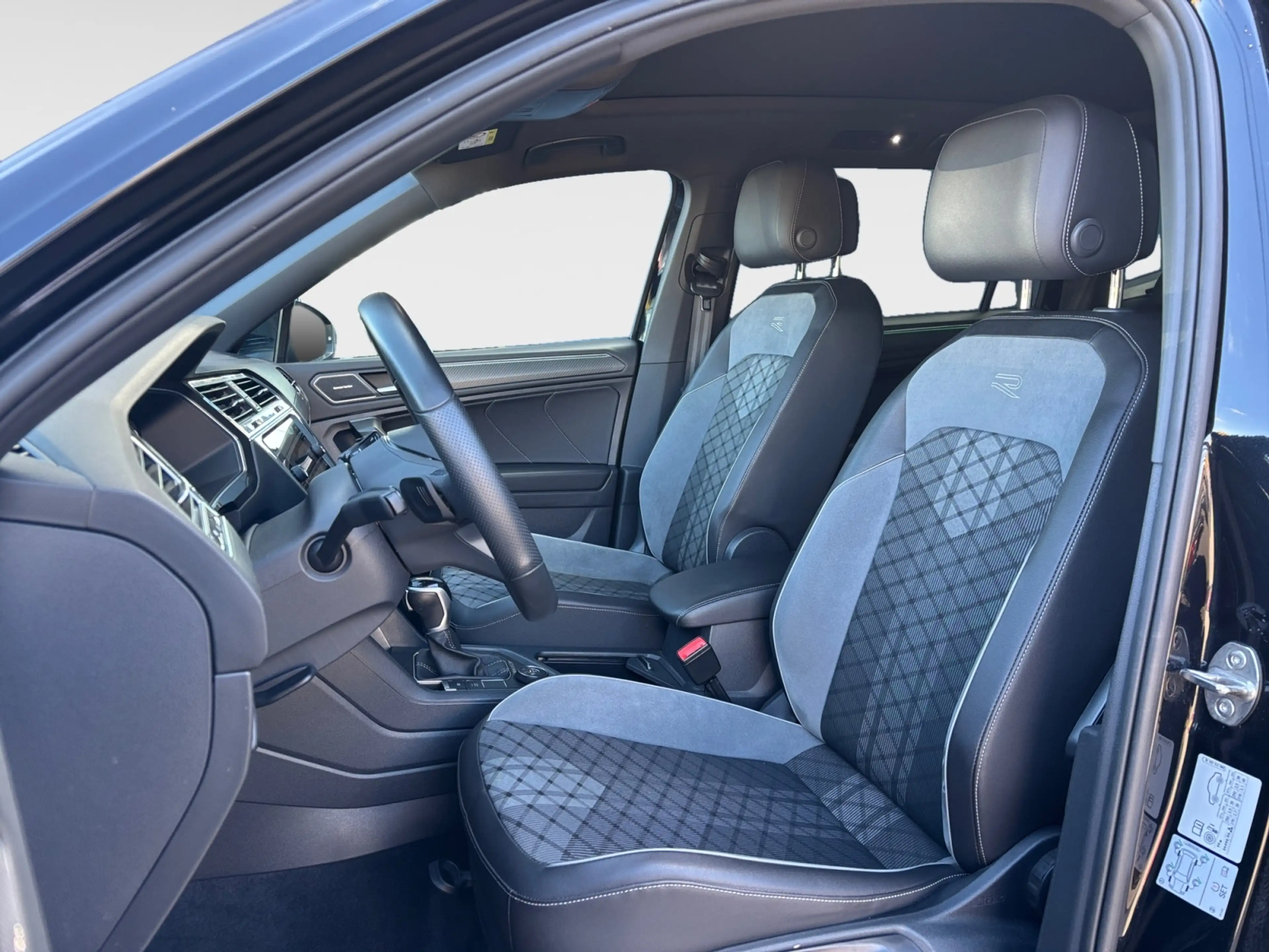 Volkswagen Tiguan Allspace 2.0 TSI DSG 4Motion R-Line RFK Pano ACC LED Stand — photo 8