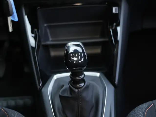 Peugeot 208 view 11