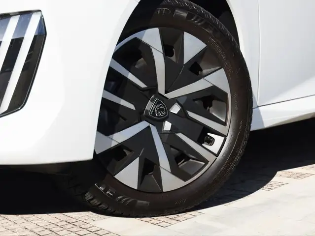 Peugeot 208 view 5