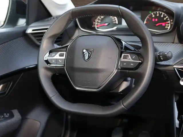 Peugeot 208 view 10