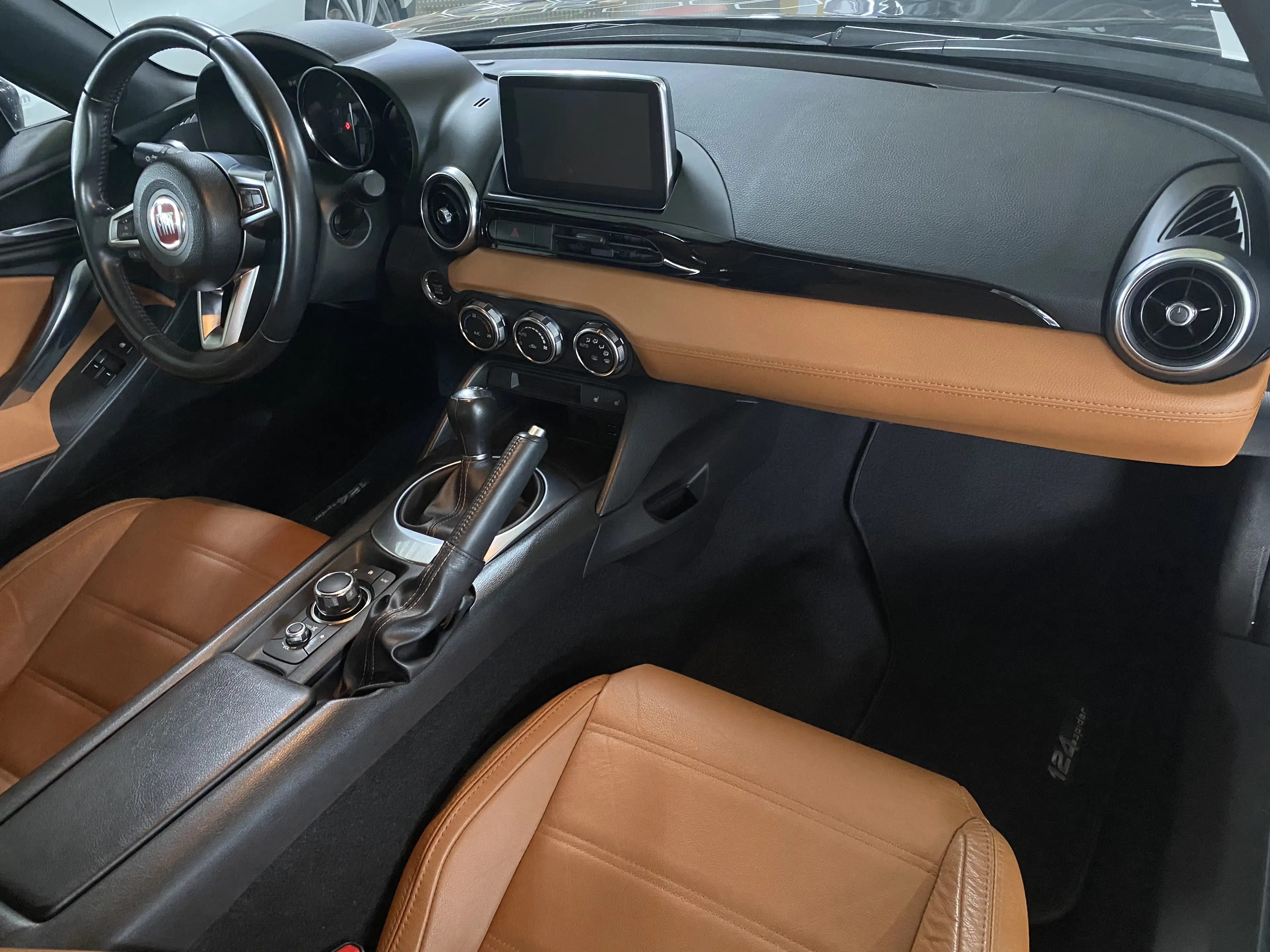Fiat 124 Spider Lusso — photo 13