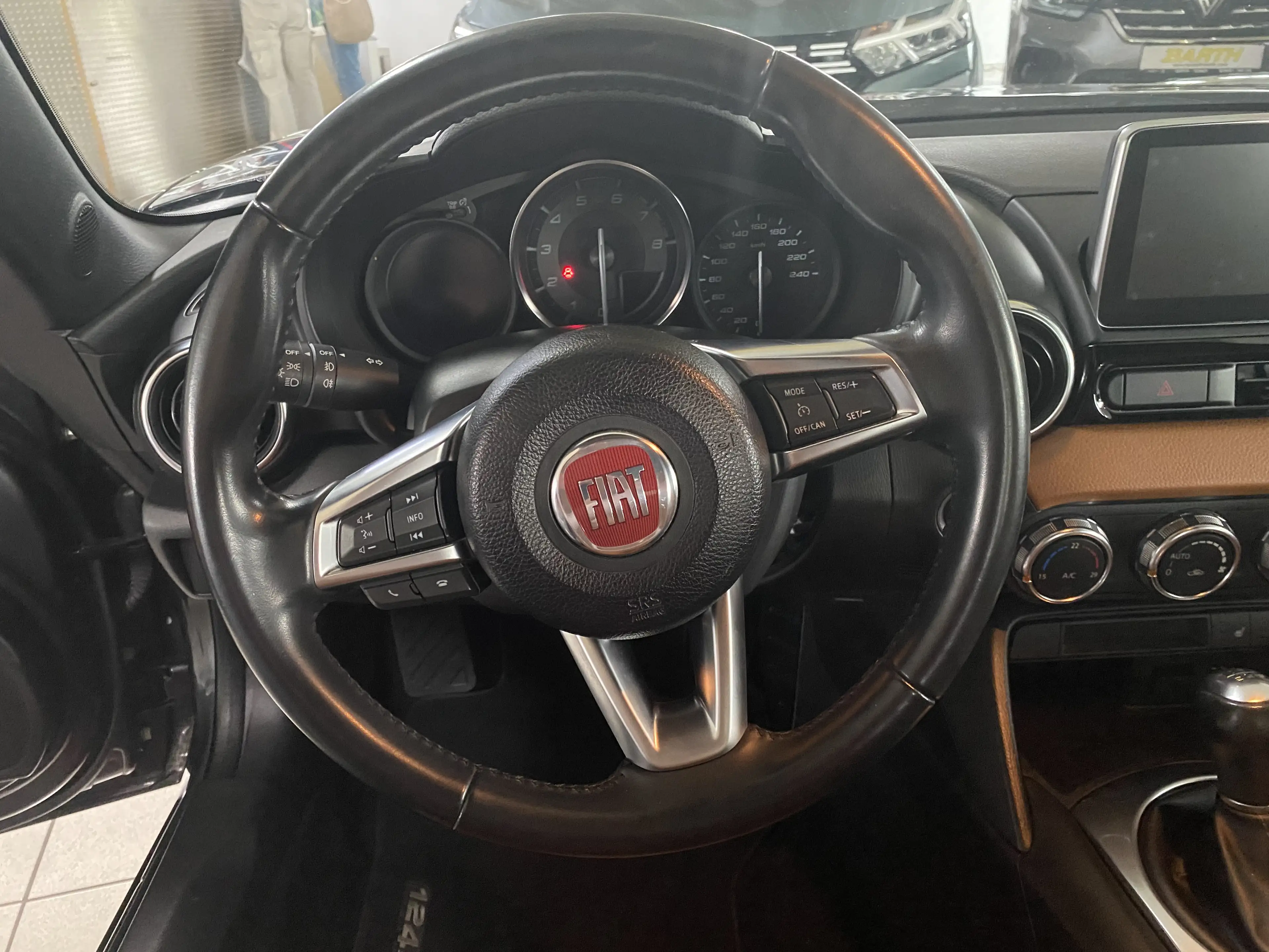 Fiat 124 Spider Lusso — photo 12
