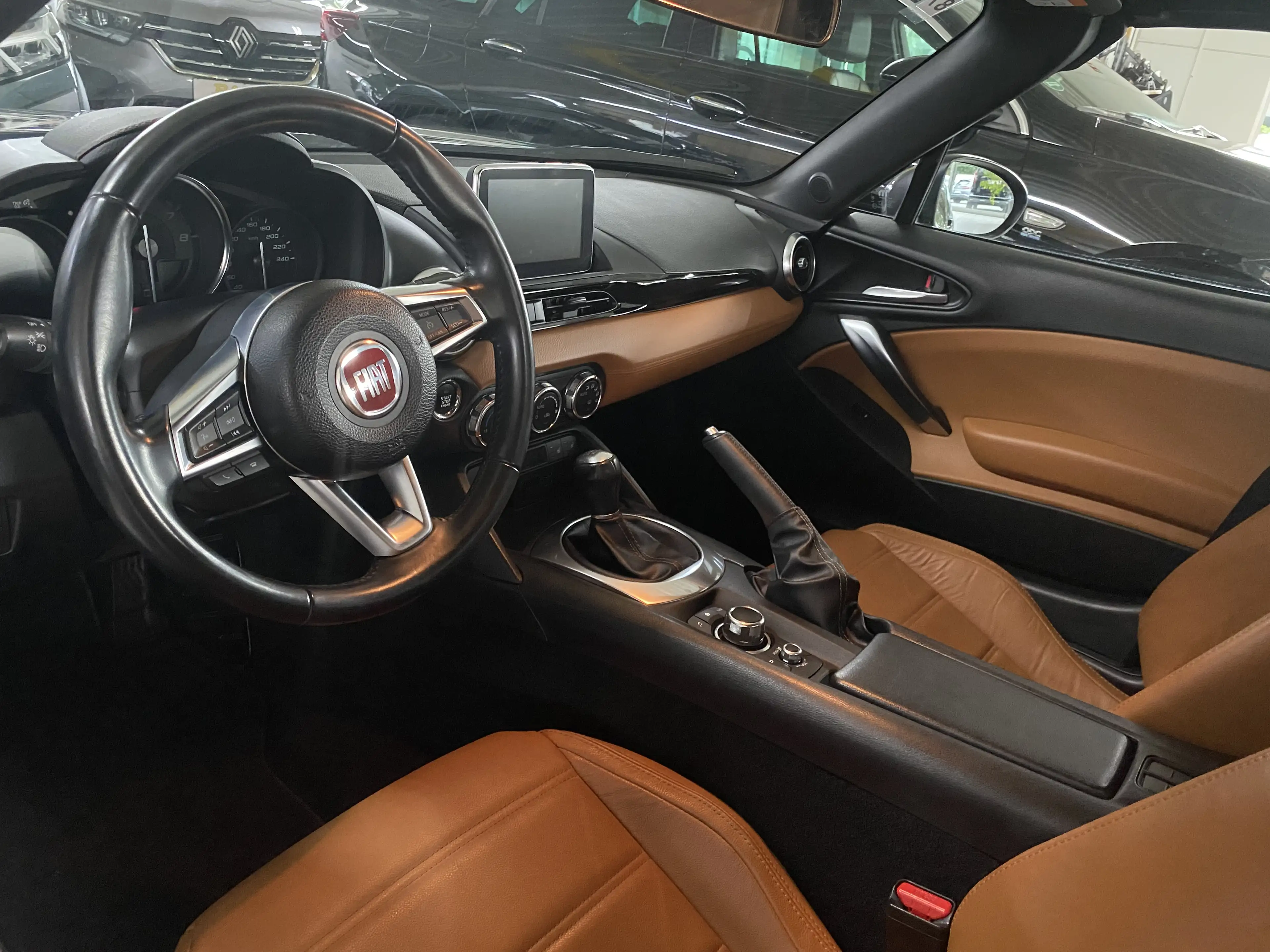 Fiat 124 Spider Lusso — photo 11