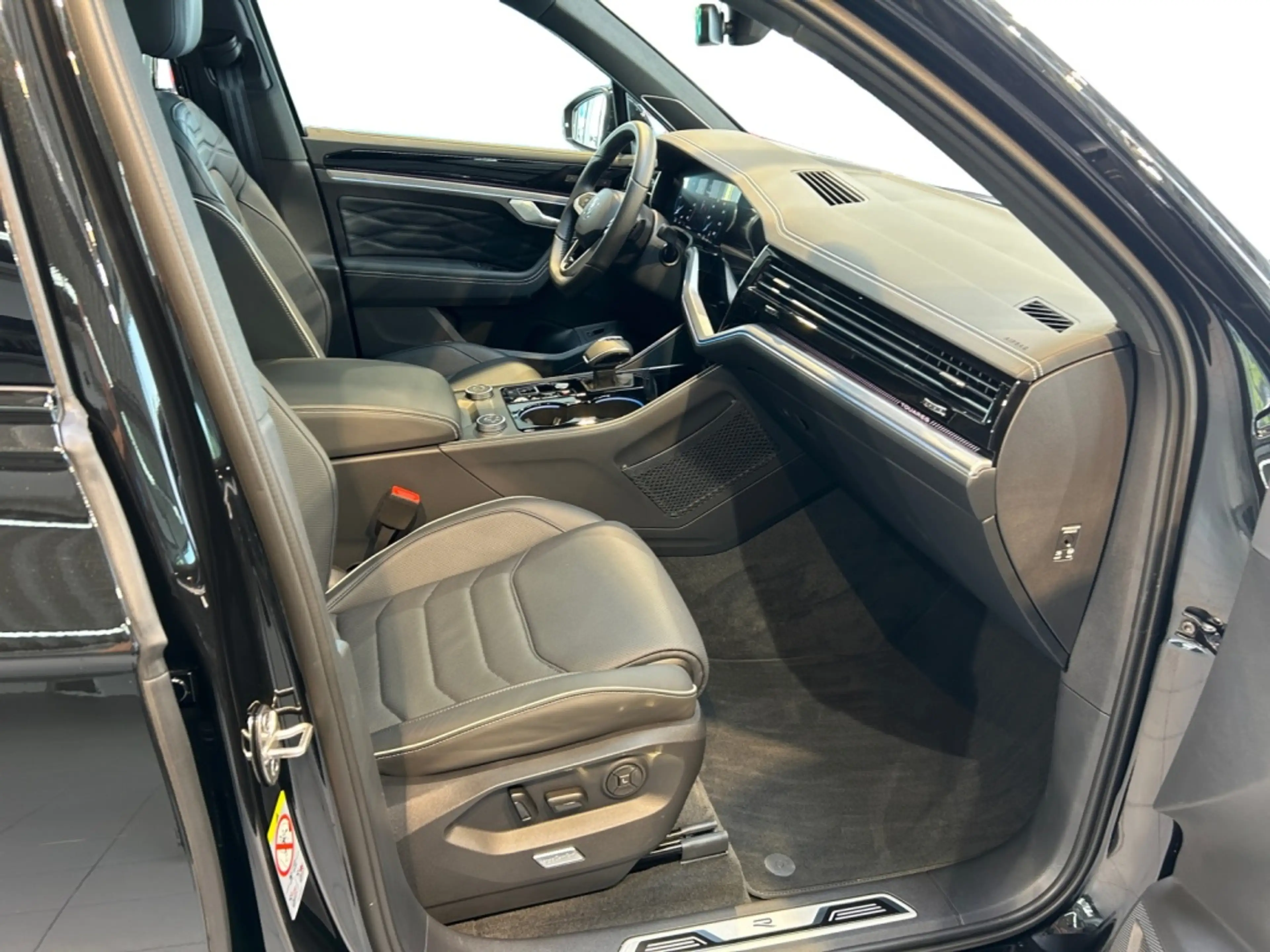Volkswagen Touareg 3.0 TDI R-Line 4motion Style+Fahrassist — photo 10