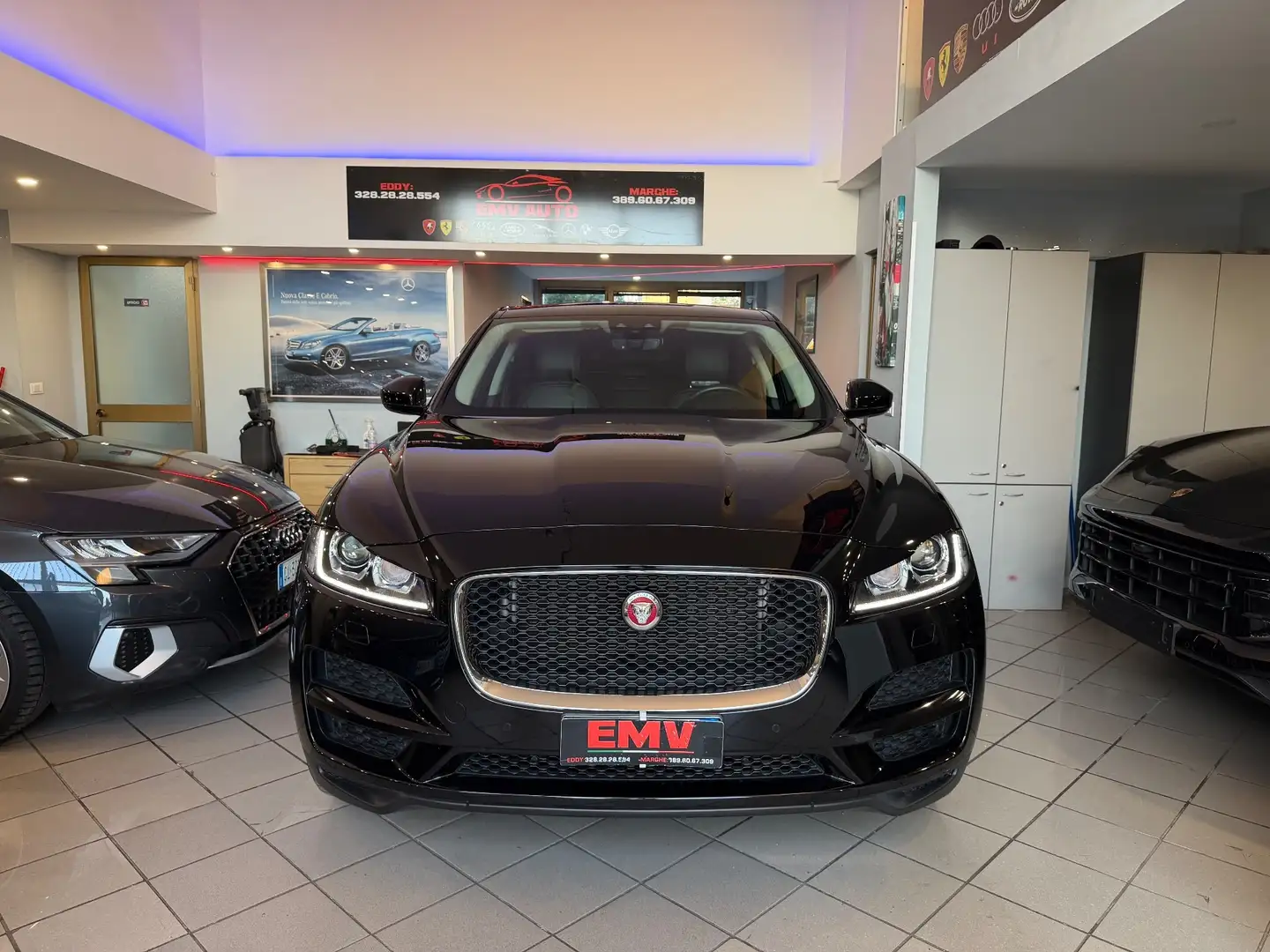 Jaguar F-Pace 2.0 D 180 CV AWD aut Chequered Flag Negru - 2