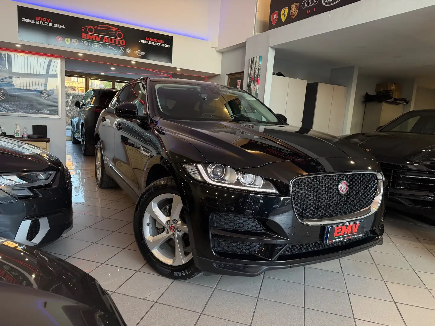Jaguar F-Pace 2.0 D 180 CV AWD aut Chequered Flag Negru - 1