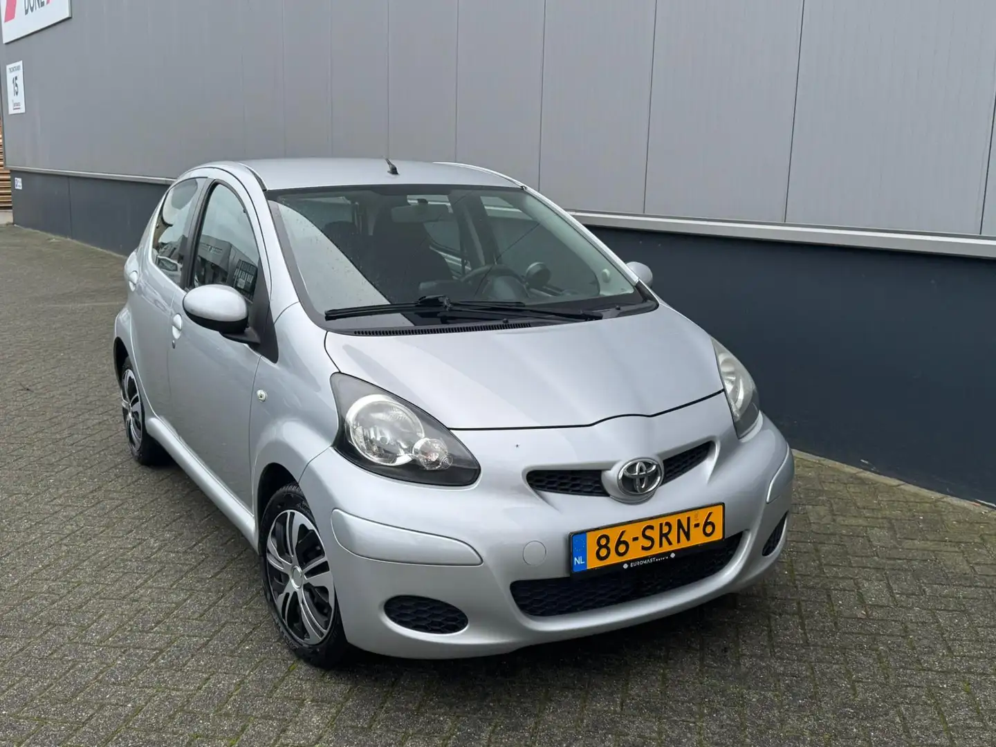 Toyota Aygo 1.0-12V Comfort Navigator Airco Nieuwe apk Grau - 2