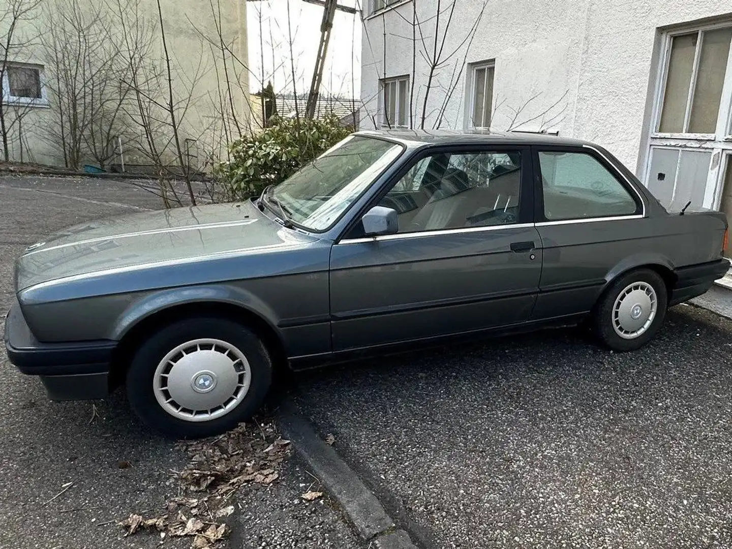 BMW 320 320i - 2