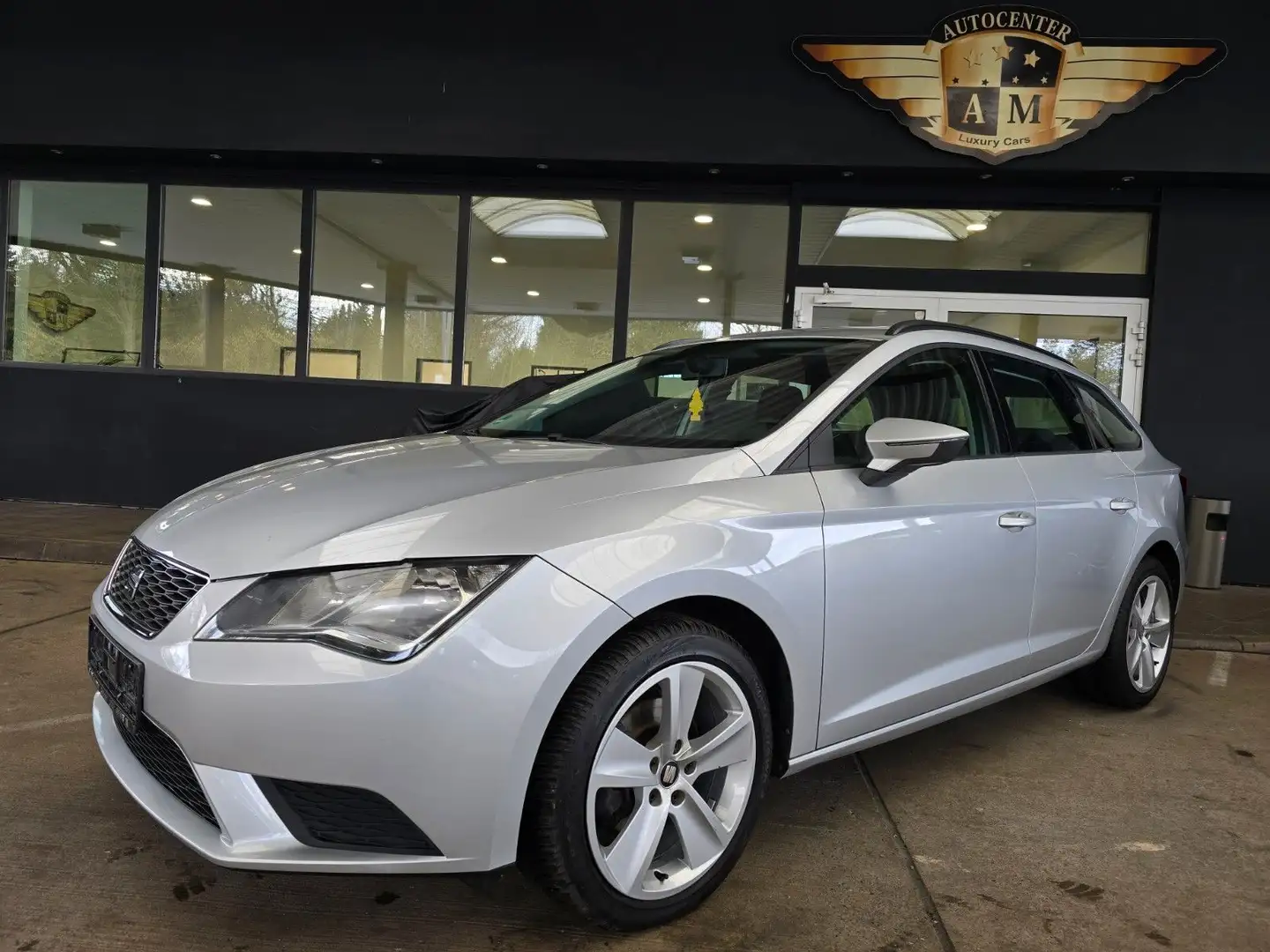 SEAT Leon ST 1.6 TDI Reference PDC/BT/ISOFIX/LM-17" Silber - 1