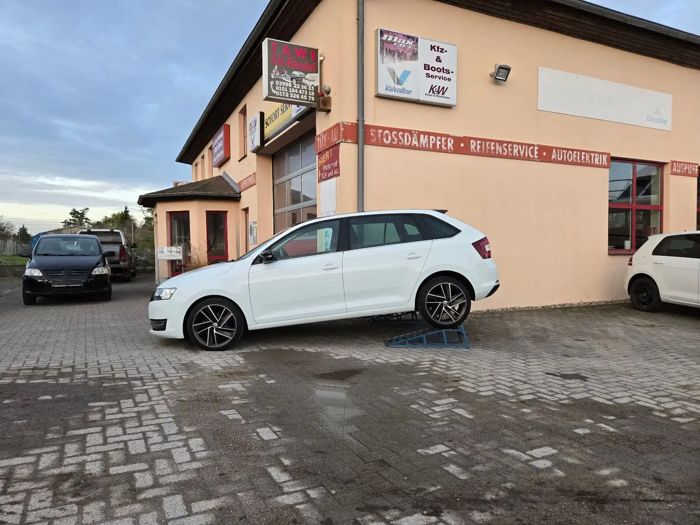 Skoda Rapid/Spaceback Spaceback Emotion Plus**1.Hand*Scheckheft* Weiß - 2