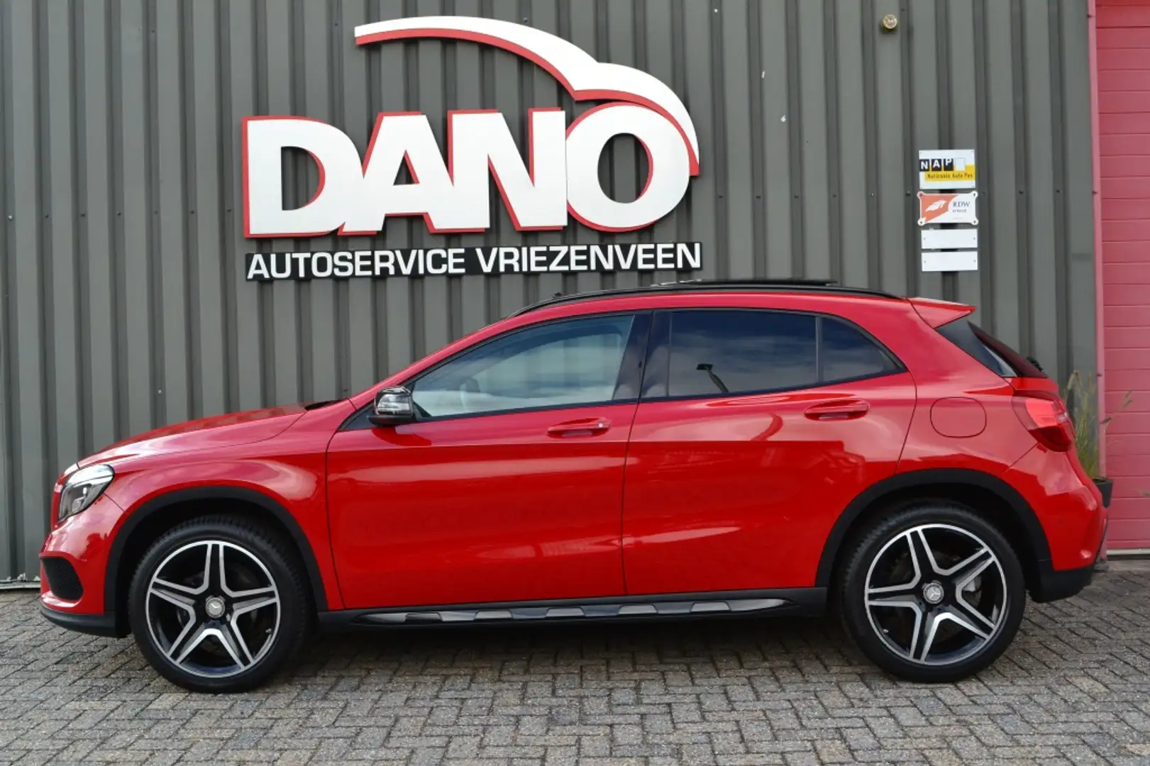 Mercedes-Benz GLA 180 AMG Night Edition Pano/Camera/LED/19'' Rouge - 2