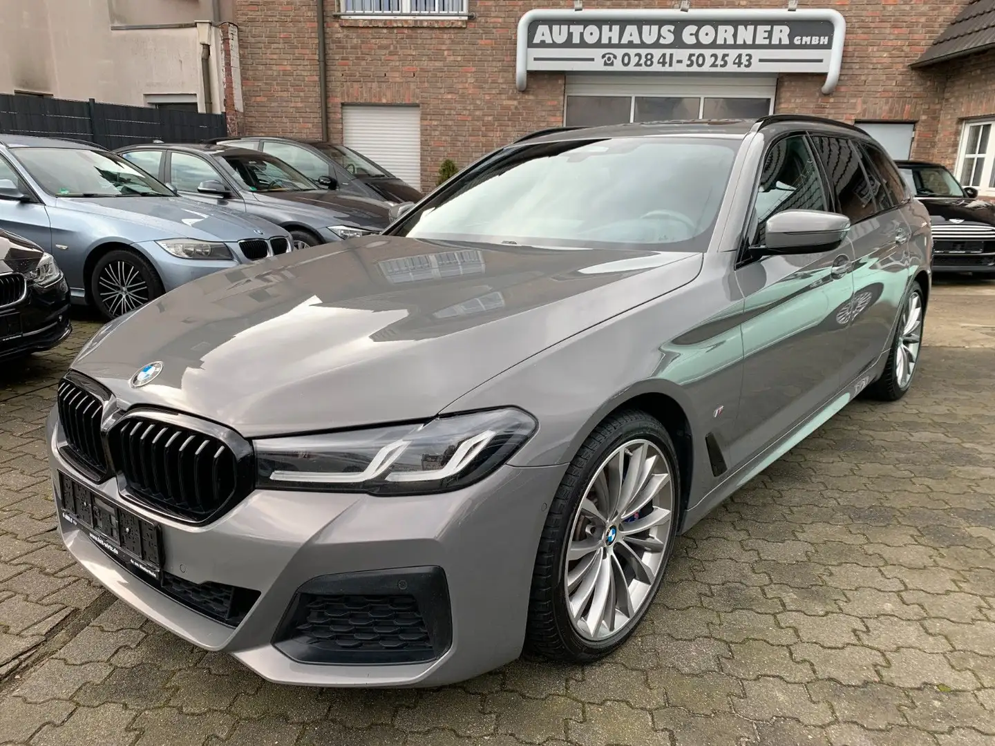 BMW 520 d xDrive M Sport M Aerodynamik M Fahrwerk Grau - 2