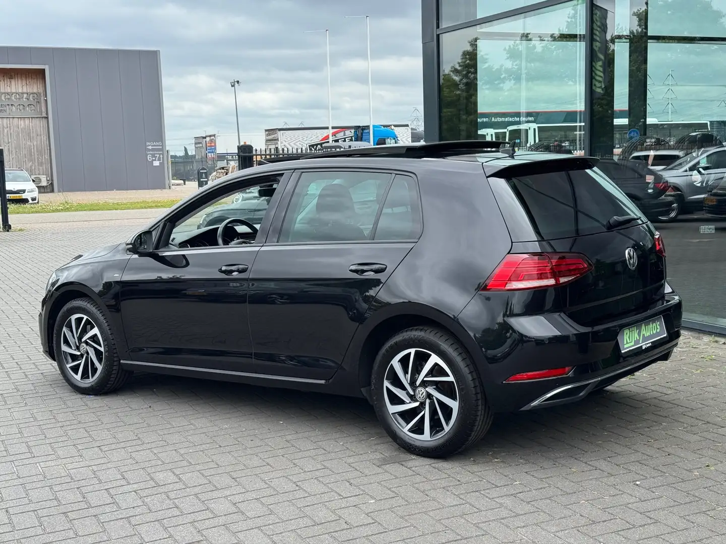 Volkswagen Golf 1.0 TSI Highline * Panoramadak * Stoelverwarming * Zwart - 2