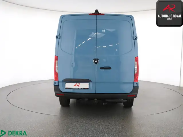 Mercedes-Benz Sprinter view 4