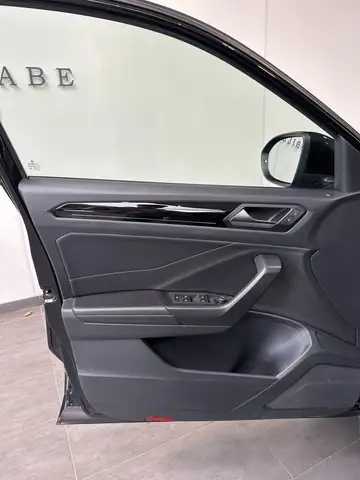 Volkswagen T-Roc view 7