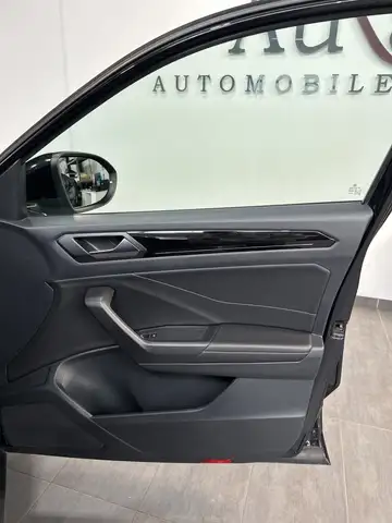 Volkswagen T-Roc view 8