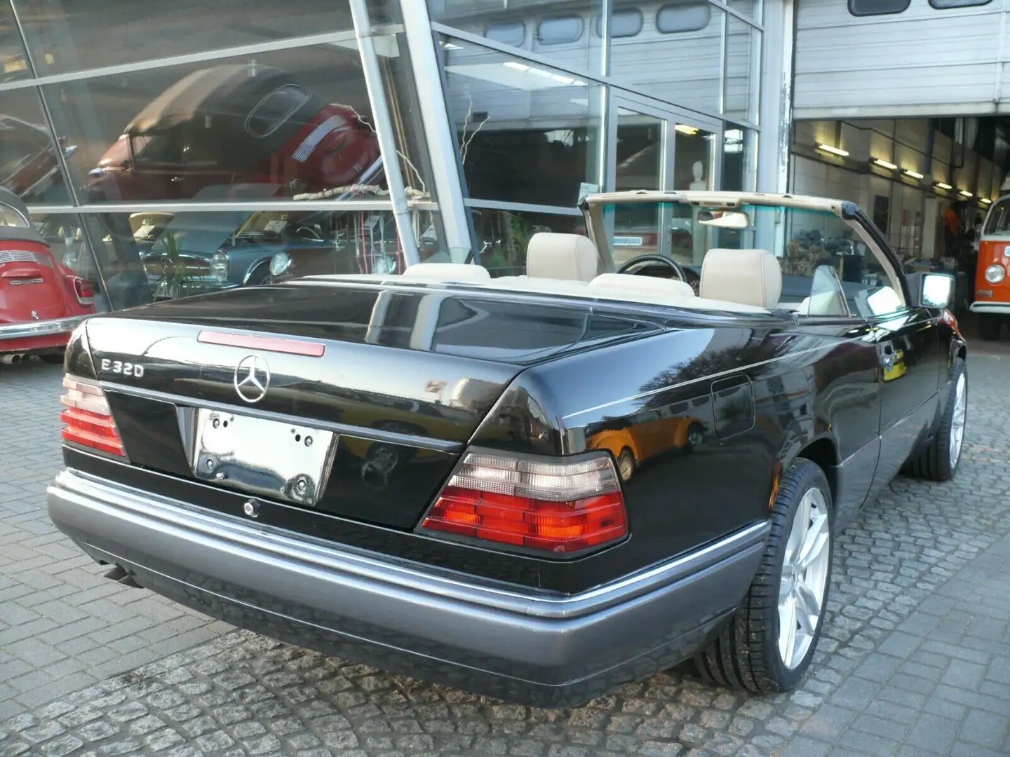 Mercedes-Benz E 320 E320 Cabriolet schwarz Wurzelholz Leder Noir - 2