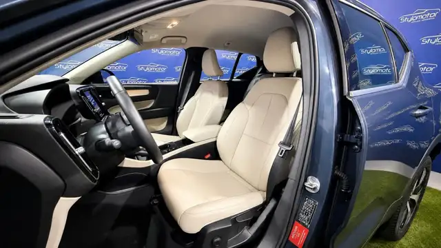 Volvo XC40 view 11