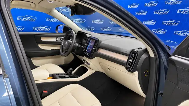 Volvo XC40 view 2