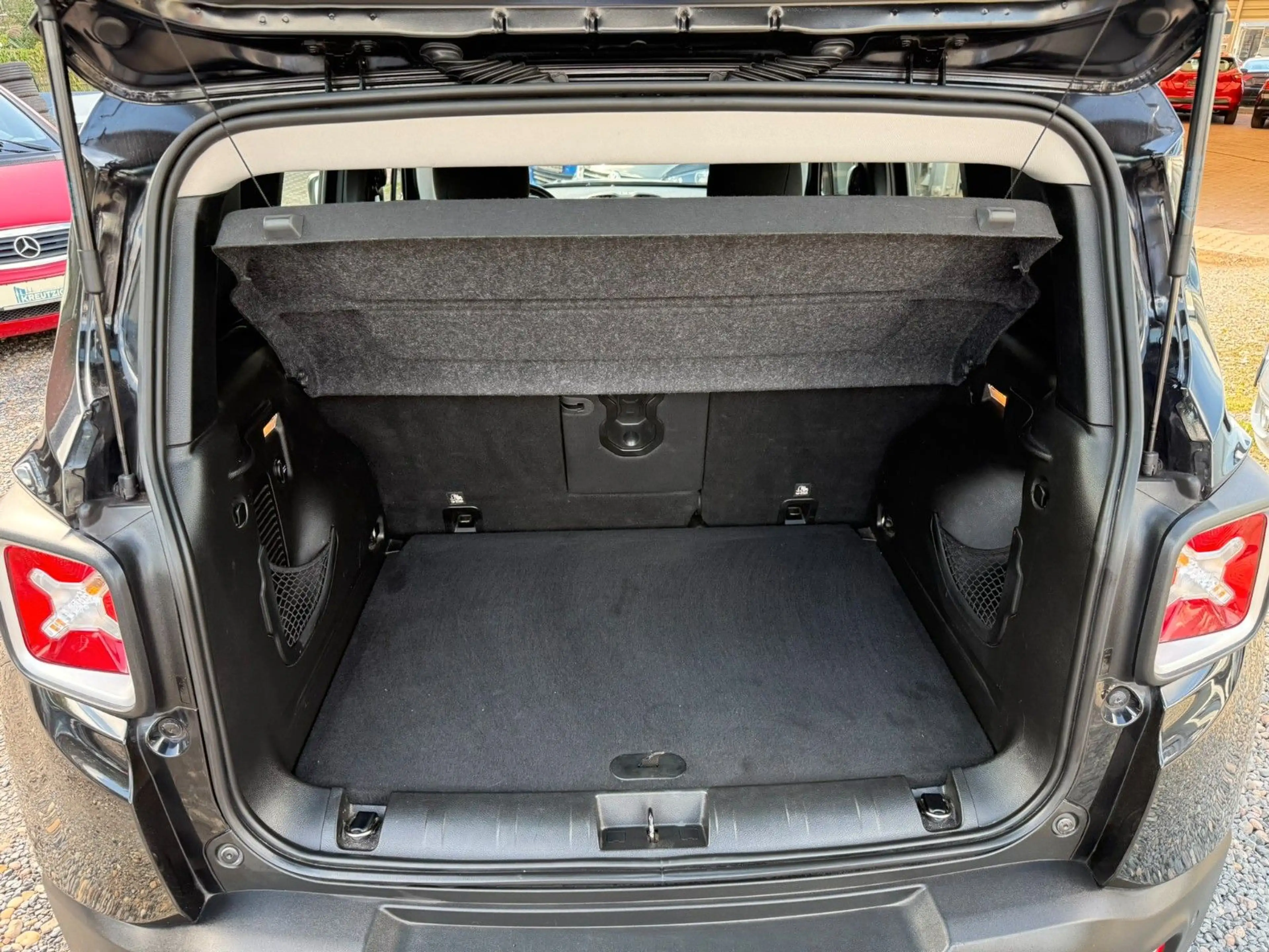 Jeep Renegade Limited FWD — photo 12