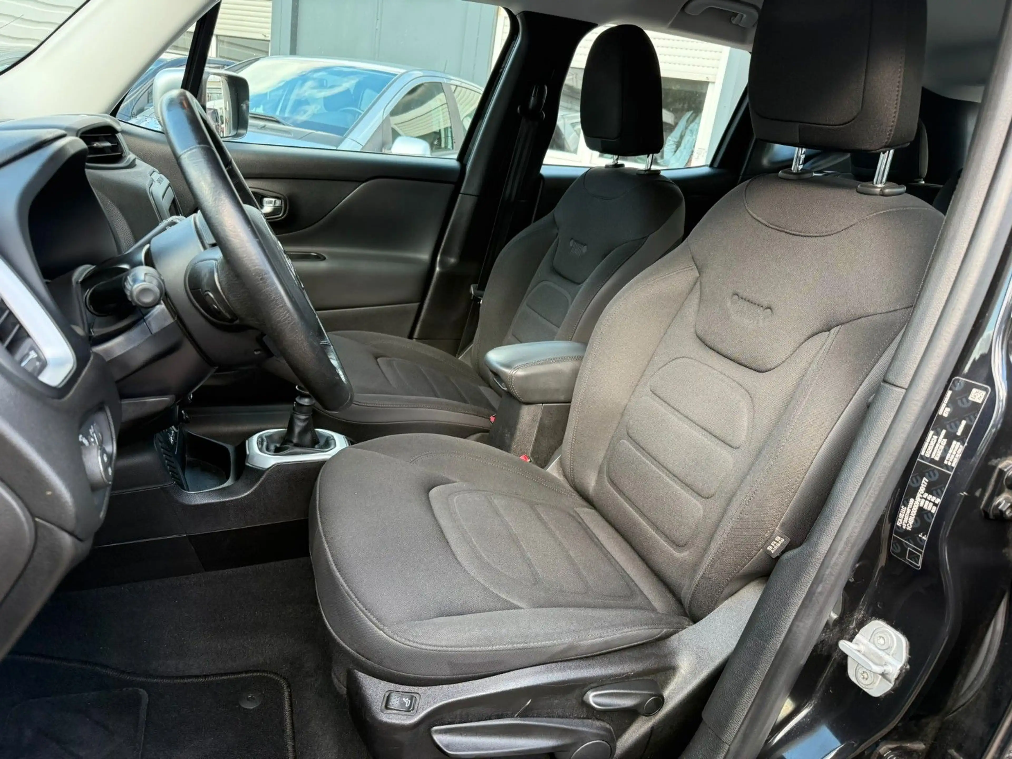 Jeep Renegade Limited FWD — photo 9