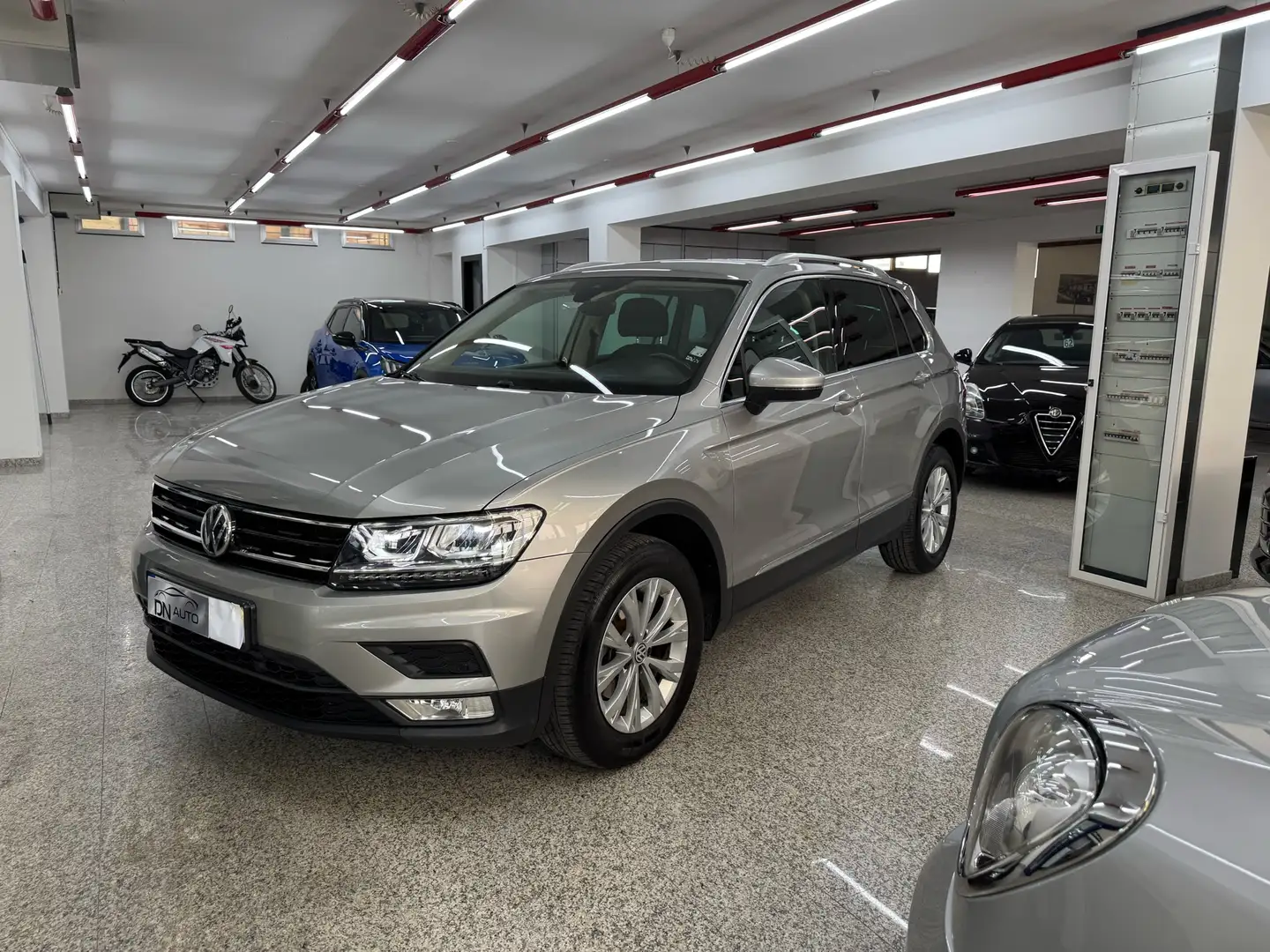 Volkswagen Tiguan 2.0 tdi Business 4motion 150cv dsg Gris - 1