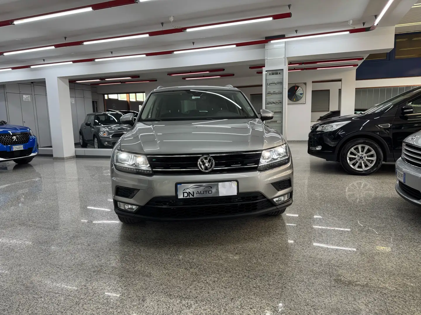 Volkswagen Tiguan 2.0 tdi Business 4motion 150cv dsg Gris - 2