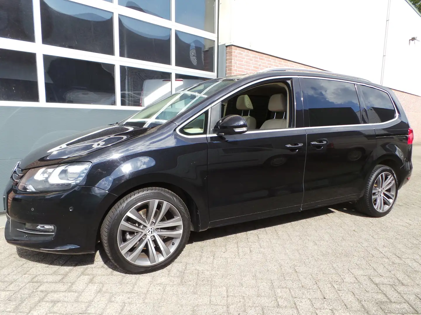 Volkswagen Sharan 2.0 TSI DSG Highline 7pers. Pano,Navi,Standkachel, Noir - 1
