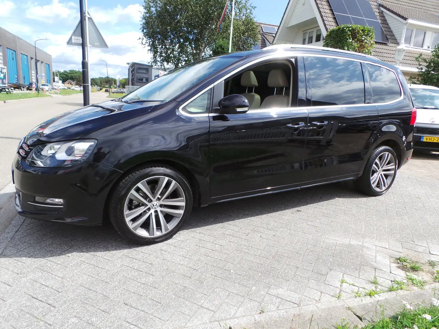 Volkswagen Sharan 2.0 TSI DSG Highline 7pers. Pano,Navi,Standkachel, Zwart - 1