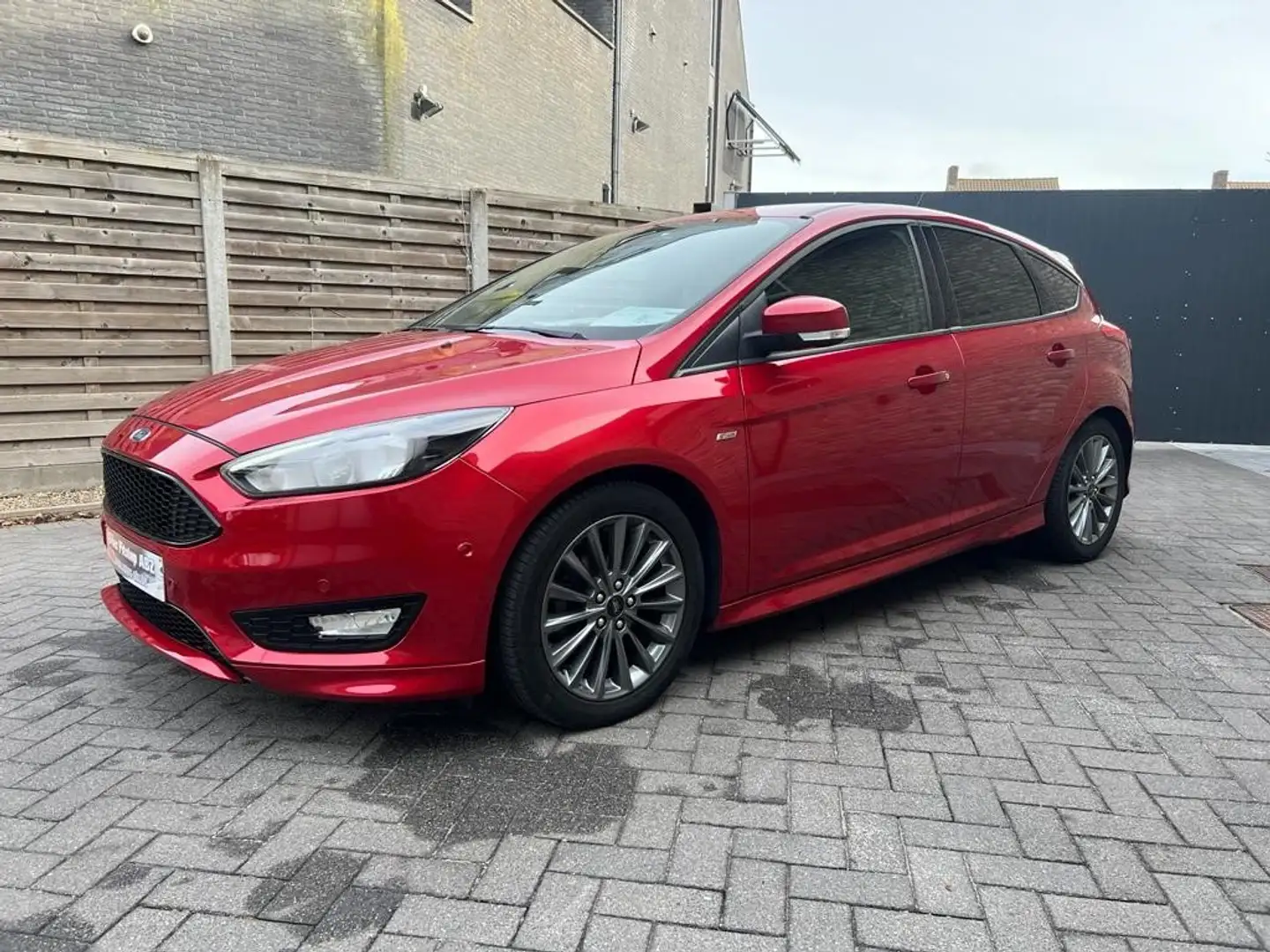 Ford Focus 1.0 EcoBoost ST Line Rot - 1