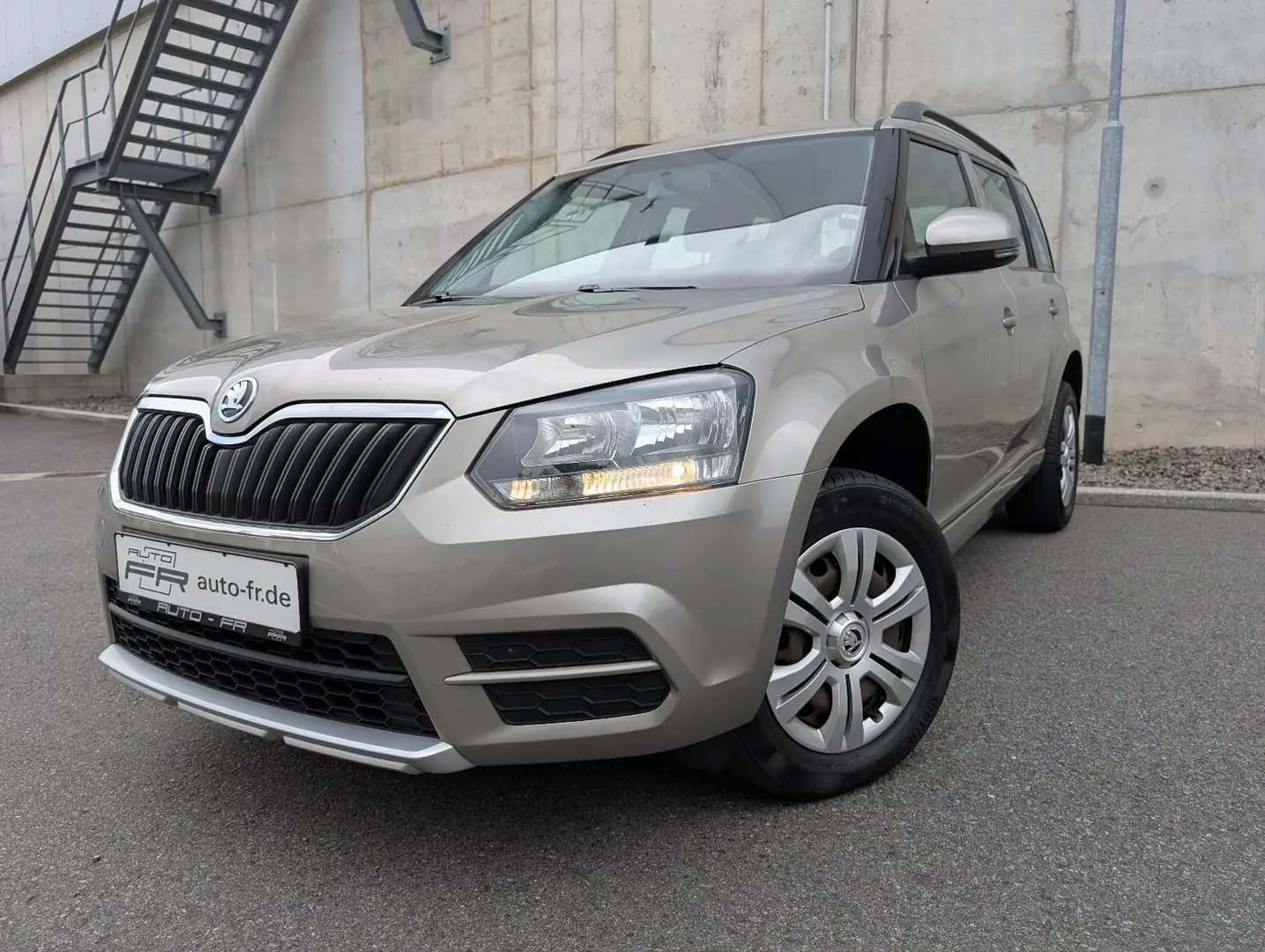 Skoda Yeti Active 1,2 TSI DSG 1.Hand AHK Beige - 2