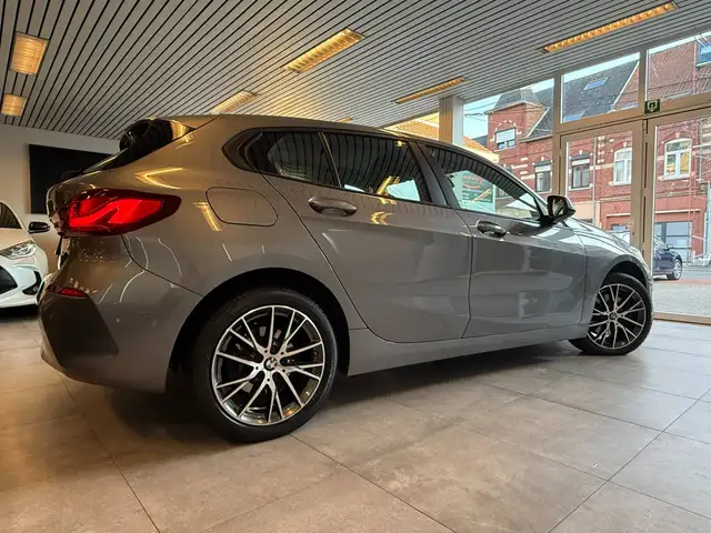 BMW 1 Series view 14