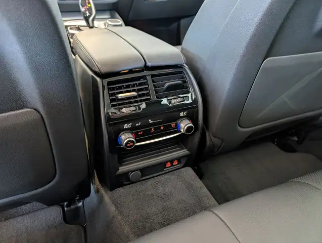 BMW 5 Series view 8