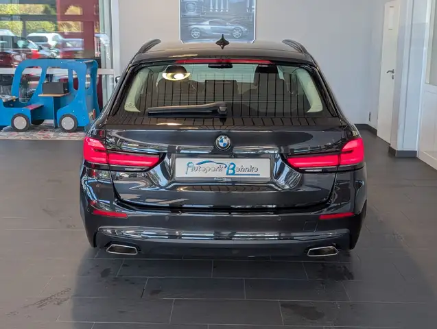 BMW 5 Series view 10