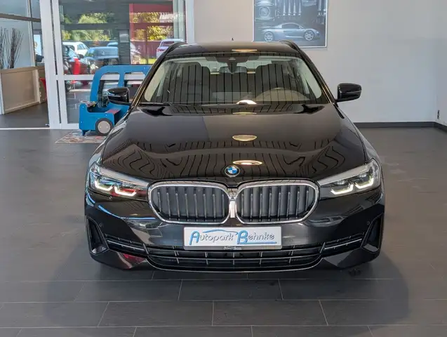 BMW 5 Series view 4
