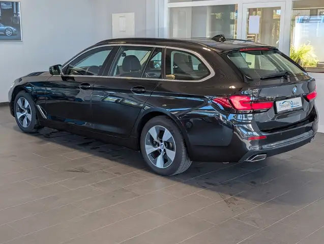 BMW 5 Series view 9