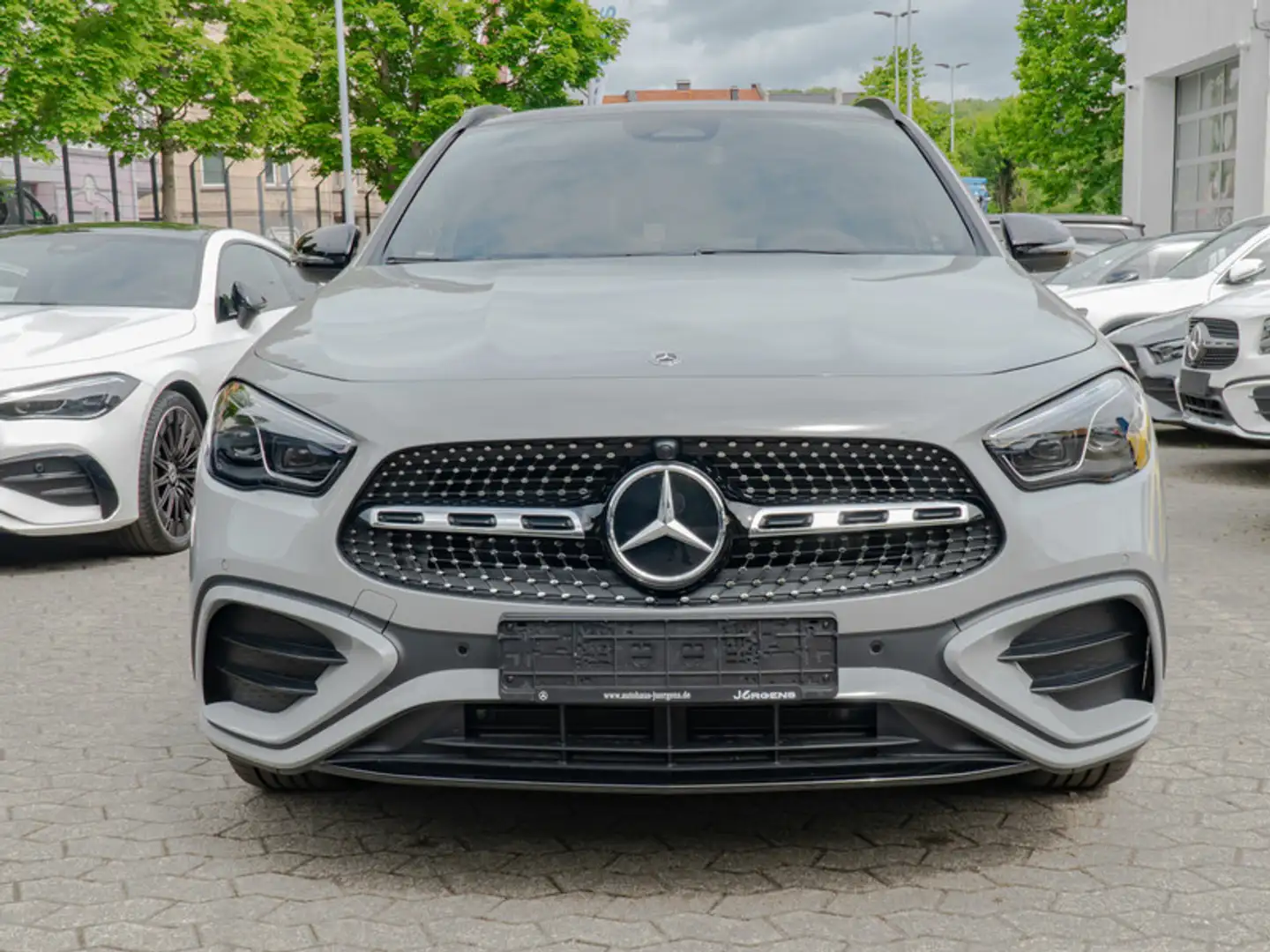 Mercedes-Benz GLA 220 d 4M AMG-Sport/MLB/Pano/AHK/Night/Distr Grau - 2