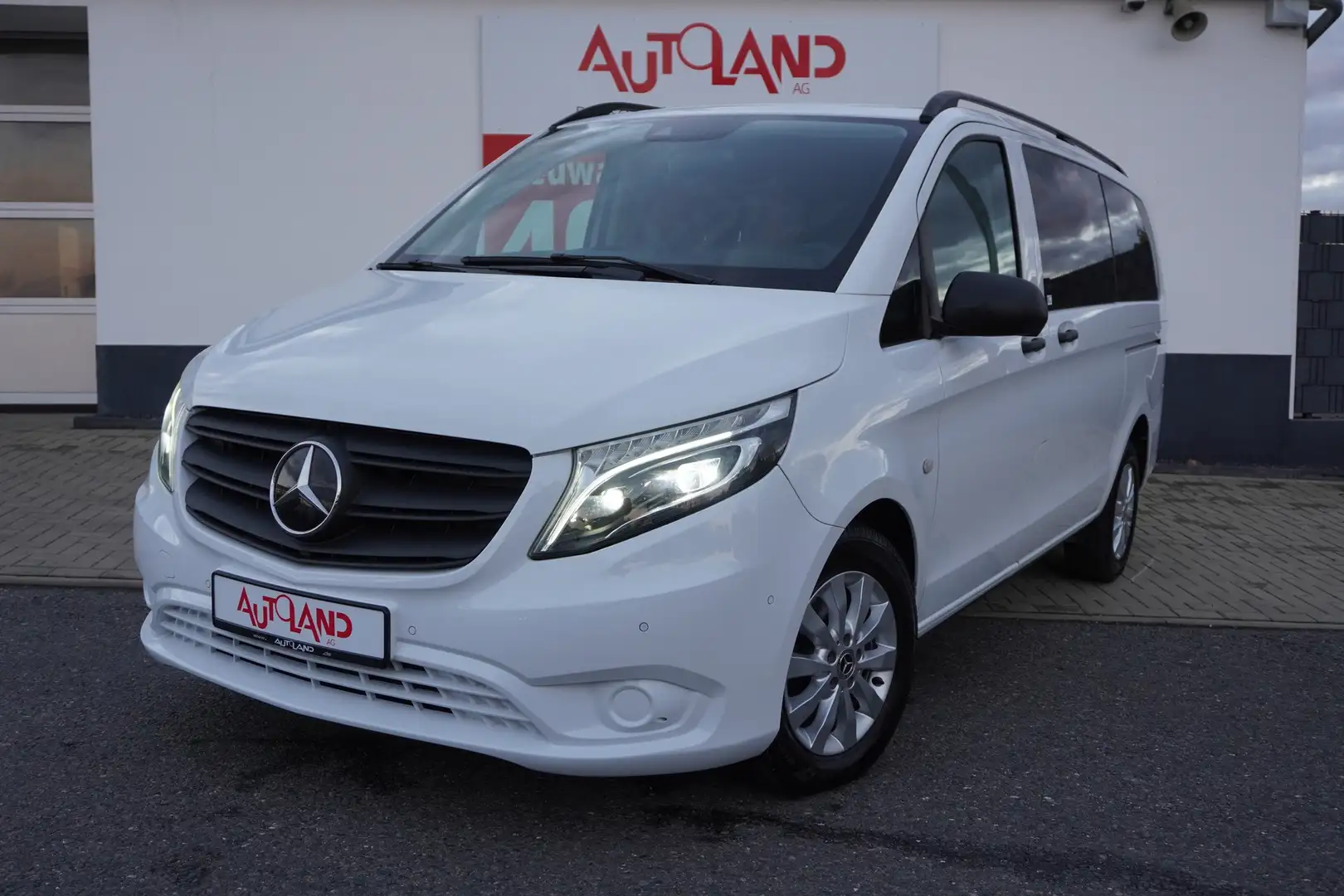 Mercedes-Benz Vito Tourer 116 Edition lang LED Navi AHK Kamera Weiß - 2