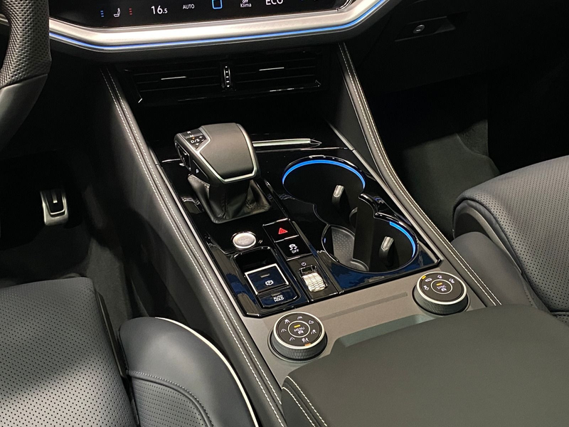 Volkswagen Touareg R-Line Black Style | PANO MATRIX AHK NAV — photo 12
