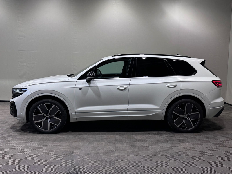 Volkswagen Touareg R-Line Black Style | PANO MATRIX AHK NAV — photo 3