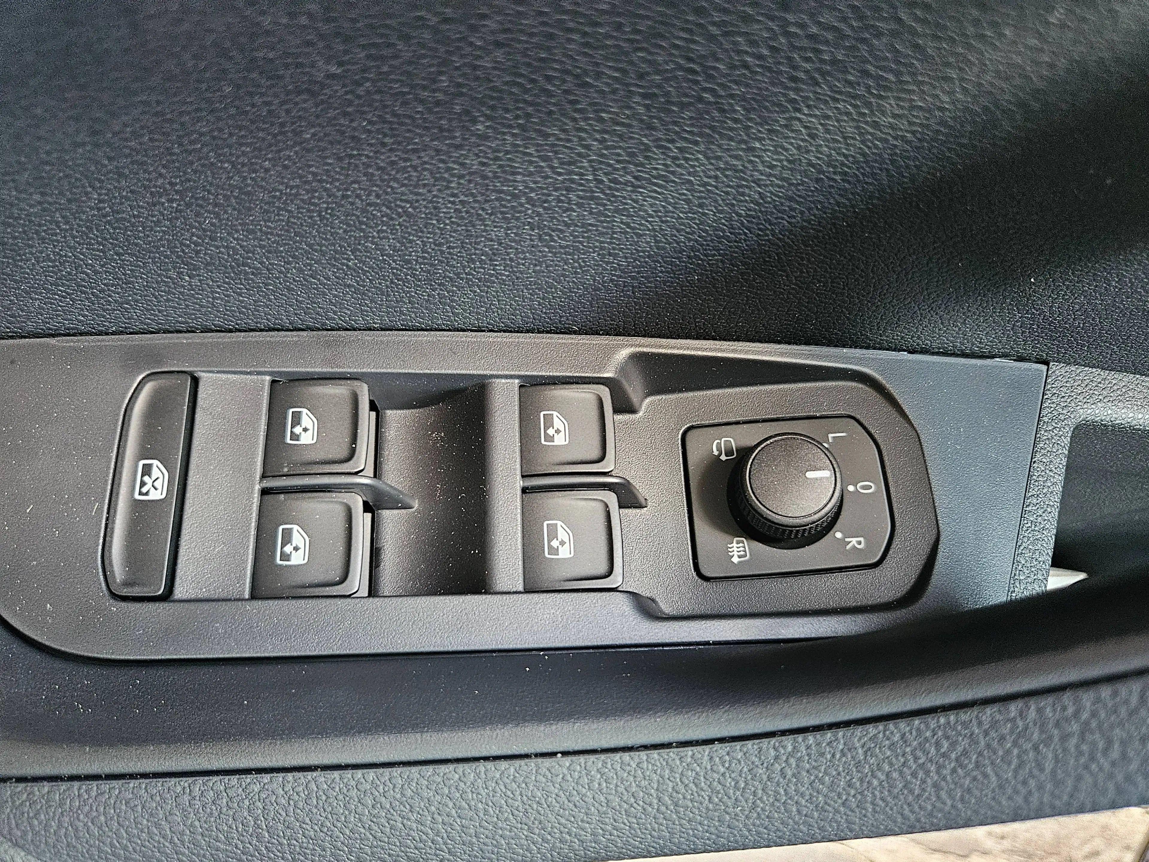Skoda Karoq 4x4 Selection TDI DSG (AHV, LED, ACC,) — photo 10